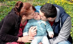 baby kiss family-1244782_1280 pixabay